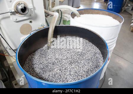 Vollkornmalz im offenen Fass. Weißer Polypropylenbeutel. PP Stockfoto