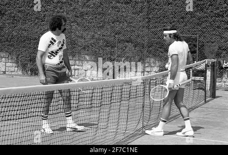 Guillermo Vilas, argentinische Tennislegende, mit seinem Trainer Ilie Nastase Stockfoto