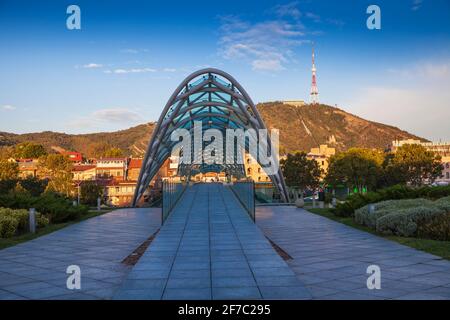 Georgien, Tiflis, Friedensbrücke über den Fluss Mtkvari (Kura) Stockfoto