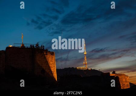 Georgien, Tiflis, Blick auf die Festung Narikala und den Fernsehturm in der Dämmerung Stockfoto