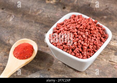 Achiote-Körner und -Pulver - Bixa orellana Stockfoto