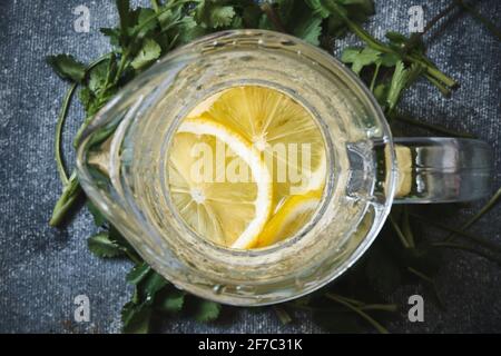 Limonade in einer Glasdekanter Stockfoto