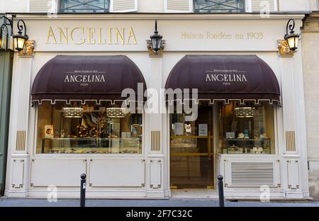 Angelina ist die Teestube im Zentrum von Paris, die für ihre heiße Schokolade und Gebäck in einem prächtigen und eleganten Belle Epoque-Dekor berühmt wurde. Stockfoto