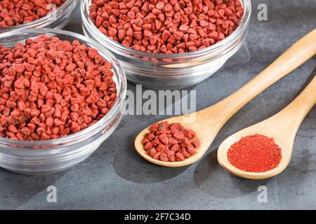 Annatto in einer Schüssel, Achiote Paste. Bixa orellana Stockfoto