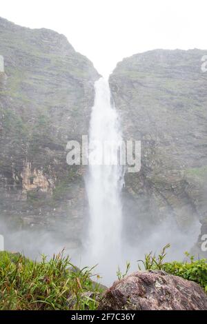 São Roque de Minas - MG, Brasilien - 13. Dezember 2020: Casca D'anta Wasserfall im Nationalpark der Canastra Sierra. 186 Meter Wasserfall, Öko Stockfoto