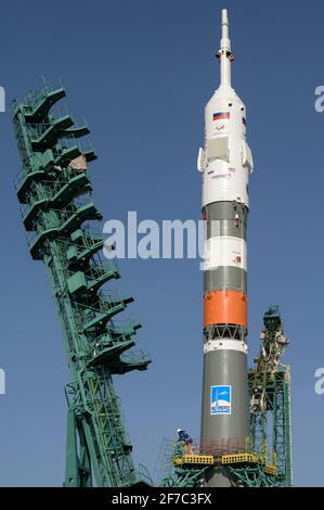 Baikonur, Kasachstan. April 2021. Die Dienststruktur wird am Dienstag, dem 6. April 2021, am Standort 31 des Kosmodrom Baikonur in Baikonur, Kasachstan, um die Sojus-Rakete in Position gebracht. Expedition 65 der NASA-Astronaut Mark Vande Hei, die Kosmonauten Roscosmos Pyotr Dubrov und Oleg Novitskiy sollen am 9. April an Bord ihrer Sojus MS-18-Sonde starten. Obligatorische Gutschrift: Bill Ingalls/NASA über CNP/Sipa USA Kredit: SIPA USA/Alamy Live News Stockfoto