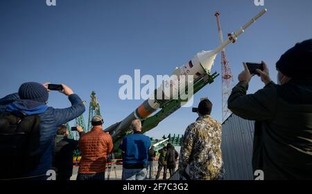 Baikonur, Kasachstan. April 2021. Die Sojus-Rakete wird senkrecht angehoben, nachdem sie am Dienstag, den 6. April 2021, im Kosmodrom Baikonur in Baikonur, Kasachstan, mit dem Zug zum Startplatz am Standort 31 ausgerollt wurde. Expedition 65 der NASA-Astronaut Mark Vande Hei, die Kosmonauten Roscosmos Pyotr Dubrov und Oleg Novitskiy sollen am 9. April an Bord ihrer Sojus MS-18-Sonde starten. Obligatorische Gutschrift: Bill Ingalls/NASA über CNP/Sipa USA Kredit: SIPA USA/Alamy Live News Stockfoto