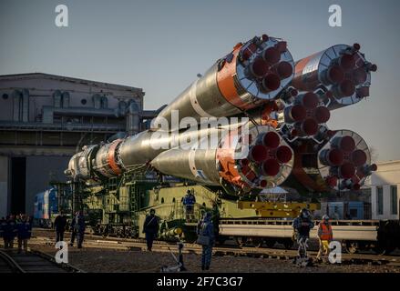 Baikonur, Kasachstan. April 2021. Die Sojus-Rakete wird am Dienstag, den 6. April 2021, im Kosmodrom Baikonur in Baikonur, Kasachstan, mit dem Zug auf die Startrampe am Standort 31 ausgerollt. Expedition 65 der NASA-Astronaut Mark Vande Hei, die Kosmonauten Roscosmos Pyotr Dubrov und Oleg Novitskiy sollen am 9. April an Bord ihrer Sojus MS-18-Sonde starten. Obligatorische Gutschrift: Bill Ingalls/NASA über CNP/Sipa USA Kredit: SIPA USA/Alamy Live News Stockfoto