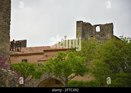 Dächer im ländlichen Provençal-Stil mit Lehmziegeln im malerischen Dorf Grambois, Provence-Alpes-Côte d'Azur, Vaucluse, Frankreich. Stockfoto