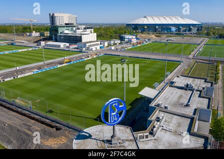 Gelsenkirchen, Deutschland. 22. Apr 2020. firo: 22. April 2020, Fußball, 1. Bundesliga, Saison 2019/2020, FC Schalke 04, Bauprojekt Berger Feld, moderne Trainingsplätze, Luftaufnahme, von oben, Drohne, Drohnenfoto, unter dem Büro, Schalke-LOGO, über der VELTINS ARENA AUF SCHALKE Quelle: dpa/Alamy Live News Stockfoto