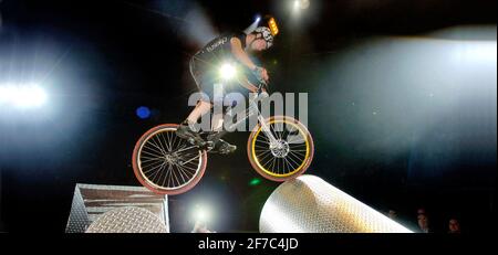 MOTORRAD-TESTLAUF IN INNENRÄUMEN. RUNDE 1 DER FIM INDOOR TRIAL WORLD CHAMPIONSHIP 2006 IN DER SHEFFIELD ARENA. MARC VINCO AUS FRANKREICH AUF SEINEM PUSH-BIKE GING ÜBER DIE GLEICHEN DINGE, DIE DAS MOTORRAD VERWENDET. 7/1/2006 BILD DAVID ASHDOWNTEC SPEC. NIKON D2H MIT BLITZ BEI 200 ASA 50. SEKUNDE MIT EINEM 14-MM-OBJEKTIV BEI EINEM F4.0-INDOOR-MOTORRADTEST Stockfoto