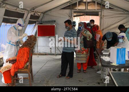 Dhaka, Dhaka, Bangladesch. 6. April 2021. Gesundheitshelfer nimmt am 06. April eine Probe eines Nasenabstrichs von einer Person auf den Covid-19 am Shaheed Suhrawardy Medical College and Hospital in Dhaka, Bangladesch, 2021.heute verzeichnet Bangladesch die höchste Zahl von Covid-19-Fälle an einem Tag von 7,273 und 66 Todesfällen seit der Pandemie im März letzten Jahres im Land. Quelle: Abu Sufian Jewel/ZUMA Wire/Alamy Live News Stockfoto