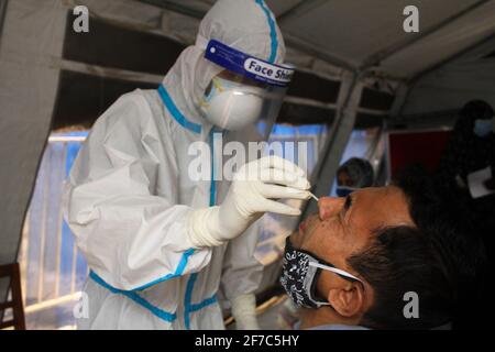 Dhaka, Dhaka, Bangladesch. 6. April 2021. Gesundheitshelfer nimmt am 06. April eine Probe eines Nasenabstrichs von einer Person auf den Covid-19 am Shaheed Suhrawardy Medical College and Hospital in Dhaka, Bangladesch, 2021.heute verzeichnet Bangladesch die höchste Zahl von Covid-19-Fälle an einem Tag von 7,273 und 66 Todesfällen seit der Pandemie im März letzten Jahres im Land. Quelle: Abu Sufian Jewel/ZUMA Wire/Alamy Live News Stockfoto