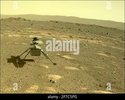 Handout – der Ingenuity-Hubschrauber der NASA kann auf dem Mars gesehen werden, wie er von der hinteren Gefahrenkamera des Perseverance Rover am 4. April 2021, dem 44. Marstag, oder sol der Mission, gesehen wird. Handout Photo von JPL-Caltech/NASA via ABACAPRESS.COM Stockfoto