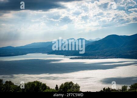 Lago di Garda. Erhöhter Blick auf den Gardasee mit der lombardischen Küste vom Monte Baldo (Baldo) aus gesehen. San Zeno di Montagna, Italien. Stockfoto