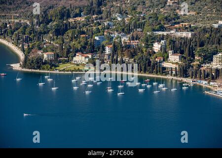 Erhöhter Blick auf die kleine Garda-Stadt, Ferienort an der Küste des Gardasees, Blick von der Rocca di Garda, kleiner Hügel mit Blick auf den See. Italien. Stockfoto