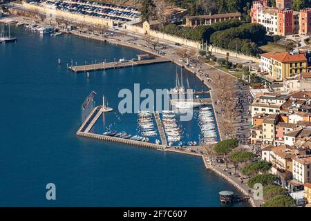 Erhöhter Blick auf die kleine Garda-Stadt, Ferienort an der Küste des Gardasees, Blick von der Rocca di Garda, kleiner Hügel mit Blick auf den See. Italien. Stockfoto