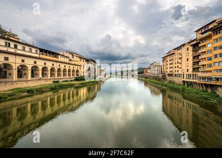 Florenz. Blick auf den Arno von der mittelalterlichen Ponte Vecchio. Links der Vasari-Korridor (Corridoio Vasariano, 1565). Toskana Italien, Europa. Stockfoto