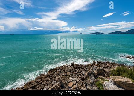 Schöne Meereslandschaft im Golf von La Spezia mit Sturmwolken am Horizont vor dem alten Dorf Tellaro, Gemeinde Lerici, La Spezia PR Stockfoto