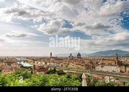 Das Stadtbild von Florenz vom Hügel aus gesehen, mit der Kathedrale im Zentrum, Santa Maria del Fiore und dem Glockenturm von Giotto. Toskana, Italien, Europa. Stockfoto