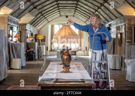 Frühjahrsputz in der Long Gallery in Parham House & Gardens, Elizabethan House and Estate, Parham, West Sussex, South East England, Großbritannien. Stockfoto