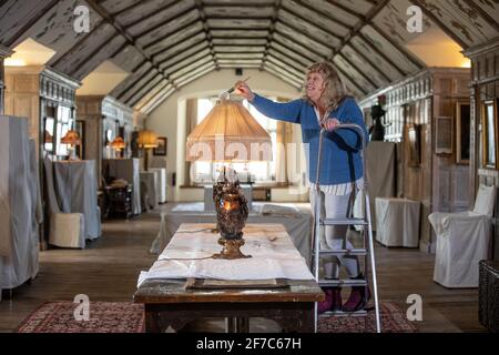 Frühjahrsputz in der Long Gallery in Parham House & Gardens, Elizabethan House and Estate, Parham, West Sussex, South East England, Großbritannien. Stockfoto