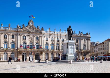 Nancy, Frankreich - Juni 24 2020: Das Denkmal für Stanislas Leszczynski (1831) von Georges Jacquot thront mitten auf dem Place Stanislas gegenüber dem Stockfoto