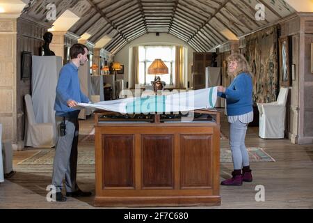 Frühjahrsputz in der Long Gallery in Parham House & Gardens, Elizabethan House and Estate, Parham, West Sussex, South East England, Großbritannien. Stockfoto