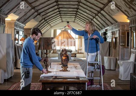 Frühjahrsputz in der Long Gallery in Parham House & Gardens, Elizabethan House and Estate, Parham, West Sussex, South East England, Großbritannien. Stockfoto