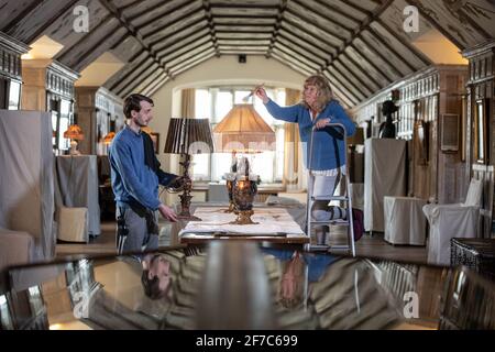 Frühjahrsputz in der Long Gallery in Parham House & Gardens, Elizabethan House and Estate, Parham, West Sussex, South East England, Großbritannien. Stockfoto