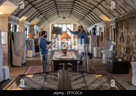 Frühjahrsputz in der Long Gallery in Parham House & Gardens, Elizabethan House and Estate, Parham, West Sussex, South East England, Großbritannien. Stockfoto