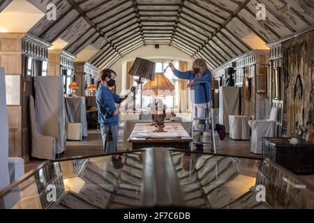 Frühjahrsputz in der Long Gallery in Parham House & Gardens, Elizabethan House and Estate, Parham, West Sussex, South East England, Großbritannien. Stockfoto