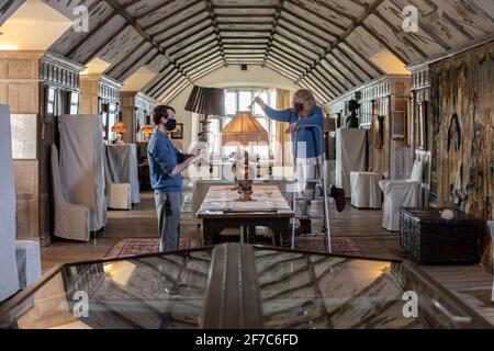 Frühjahrsputz in der Long Gallery in Parham House & Gardens, Elizabethan House and Estate, Parham, West Sussex, South East England, Großbritannien. Stockfoto