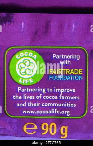 Cocoa Life Partnerschaft mit der Fairtrade Foundation - Details auf Paket Von Cadbury Dairy Milk Freddo Pack Stockfoto