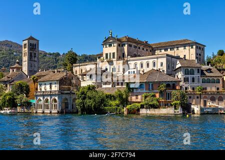 Blick auf die alte Abtei und das Kloster auf der Insel San Giulio am Ortasee im Piemont, Norditalien. Stockfoto