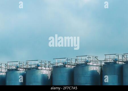 Lagertank für Industrieprodukte gegen den blauen Himmel. Stockfoto