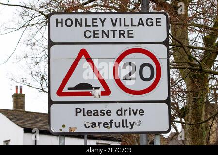 Schild „Honley Village Center“ Stockfoto