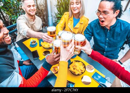 Gruppe multikultureller Freunde, die in der Brauerei Bier trinken und toasten Bar-Restaurant - Glückliche Menschen, die Spaß auf dem Dach haben Party - Fokus auf Brille Stockfoto