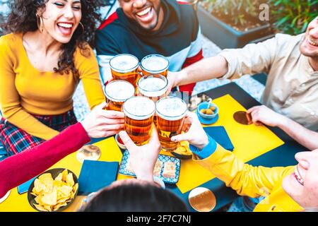 Gruppe multikultureller Freunde, die in der Brauerei Bier trinken und toasten Bar-Restaurant - Glückliche Menschen, die Spaß auf dem Dach haben Party - Fokus auf Brille Stockfoto