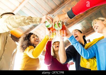 Multikulturelle Freunde jubeln und trinken Cocktails in der Bar Restaurant - Millennials Menschen, die Spaß auf der Ferienparty haben Stockfoto