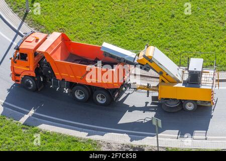Anhänger mit Reinigungssystem mit Bürsten und Staubsauger, Straßenreinigung in der Stadt Stockfoto