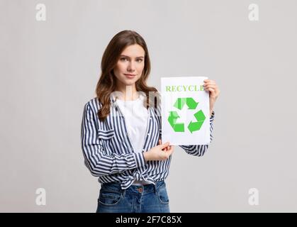 Recyclingkonzept. Öko-Aktivistische Weibliche Holding-Plaket Mit Grünem Recycling-Zeichen-Symbol Stockfoto