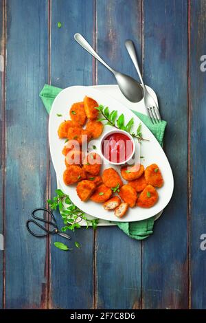 Chicken Nuggets mit Paprika und Ketchup Stockfoto