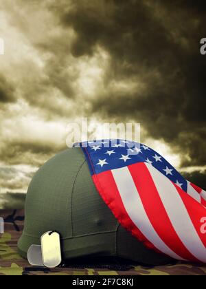 Soldaten Abzeichen, Helm und amerikanische Flagge auf Camouflage Stoff. Veterans Day Konzept. Stockfoto