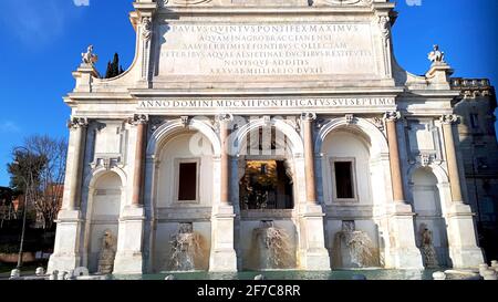 Der Acqua Paola-Brunnen ist ein monumentaler Brunnen, der auf dem Hügel Gianicolo in Rom im Auftrag von Papst Paul gegen Borghese liegt Stockfoto