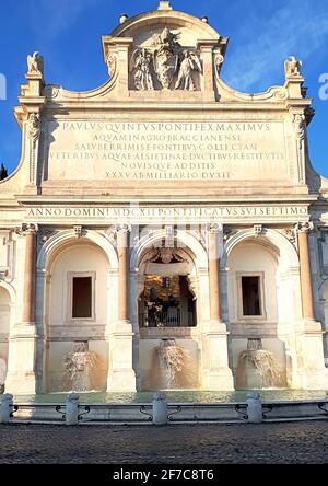 Der Acqua Paola-Brunnen ist ein monumentaler Brunnen, der auf dem Hügel Gianicolo in Rom im Auftrag von Papst Paul gegen Borghese liegt Stockfoto