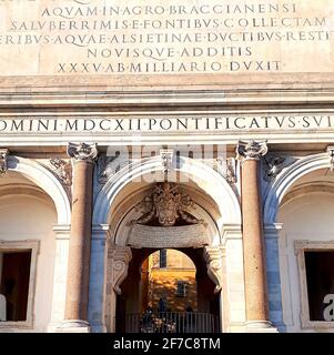 Der Acqua Paola-Brunnen ist ein monumentaler Brunnen, der auf dem Hügel Gianicolo in Rom im Auftrag von Papst Paul gegen Borghese liegt Stockfoto