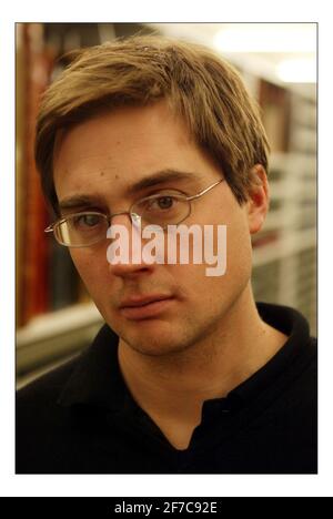 Fotografiert in der British Library Christopher Fletcher mit der Sammlung von Meary James Tambimuttu.Pic DAVID SANDISON. 24/2/2005 Stockfoto