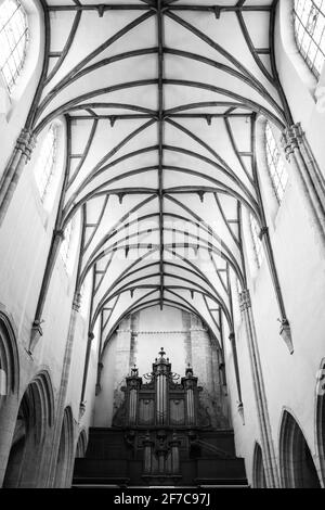 NEMOURS, FRANKREICH. Kirche Saint Jean-Baptiste gegründet im Jahr 1170. Innenausstattung: Kirchenschiff Decke und Orgel aus dem 17. Jahrhundert. Schwarzweißfoto Stockfoto