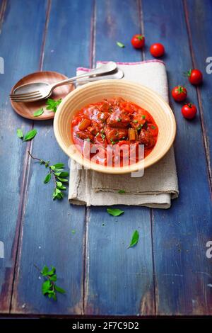 Rindereintopf mit Bier und Tomatensauce Stockfoto